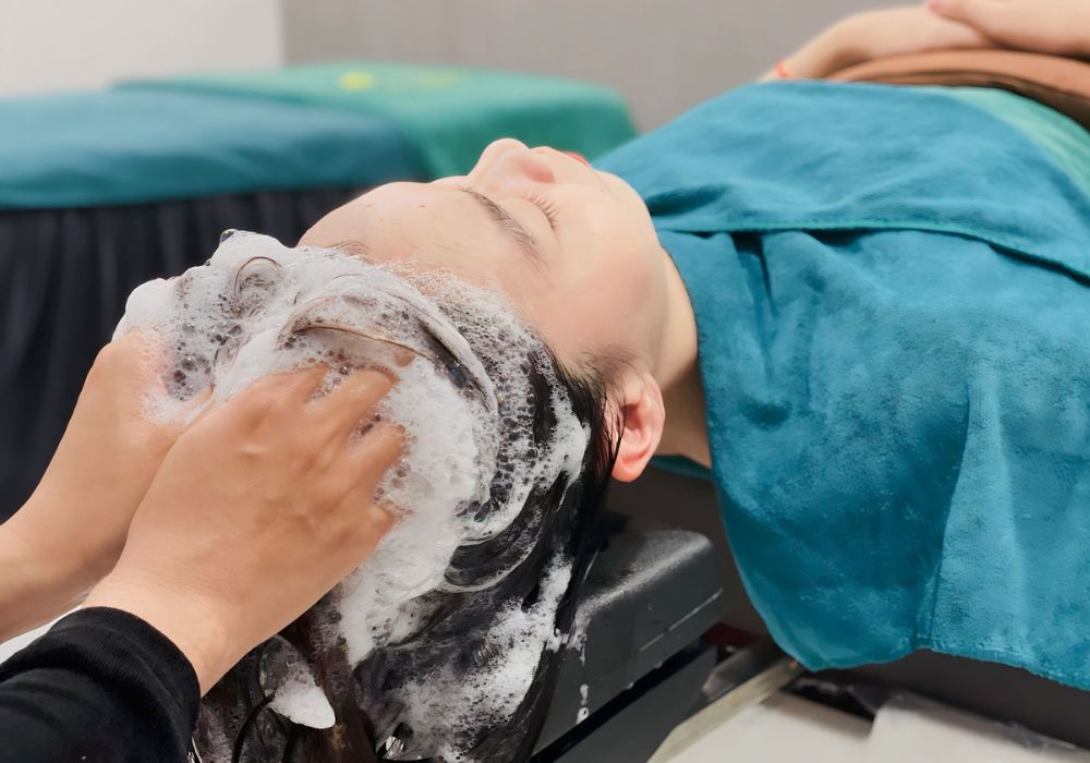 QUY TRÌNH GỘI BÀI BÁT CANH THANG DƯỢC ĐÔNG Y TRỊ LIỆU VÙNG ĐẦU